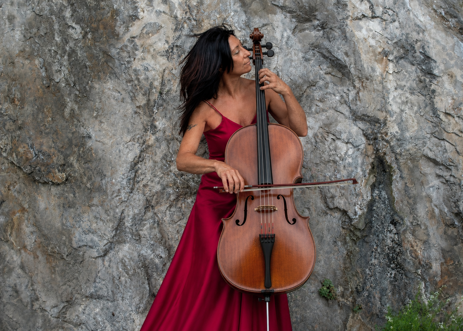 Ilaria Giorgi, violoncellista per matrimoni ed eventi luxury, in abito rosso con il violoncello