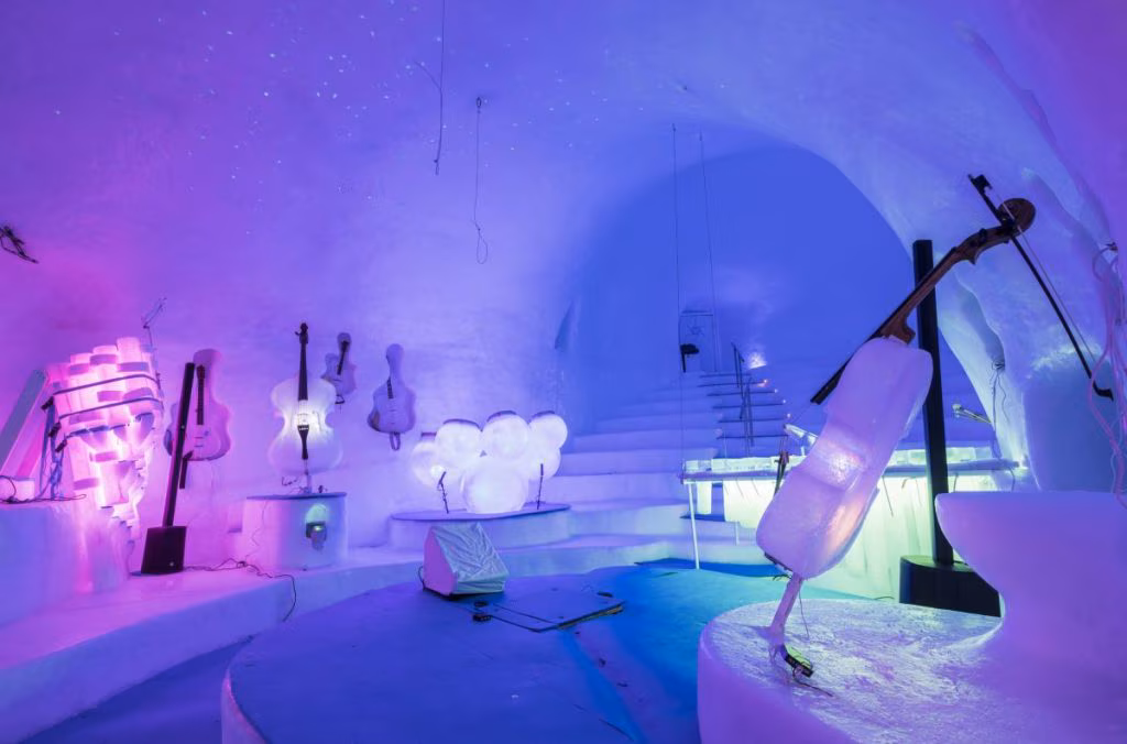 Concerto Frosty Trio nel Milka Paradice Dome, teatro-igloo sul ghiacciaio Presena
